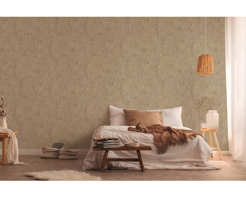 Slaapkamer met bed en een muur met een gestructureerd behang
