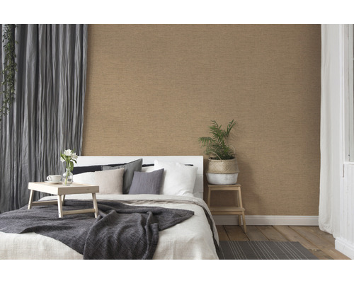 Slaapkamer met textielbehang, bed en decoratie voor een rustige sfeer