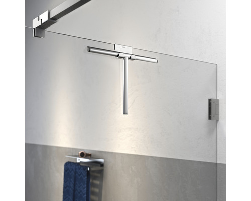 Douchecabine met douchewisser om de glazen wand schoon te maken