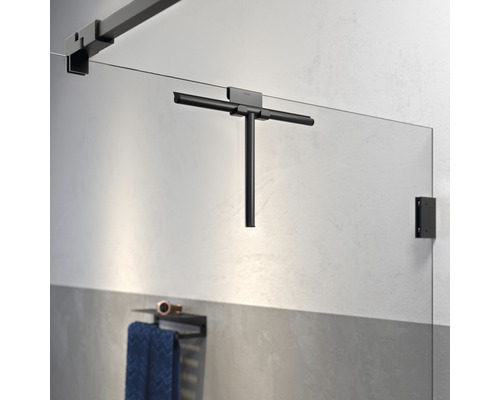 Douchecabine met douchewisser en handdoekhouder