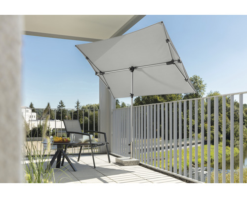 Vierkante balkonscherm boven een tafel en stoelen op een balkon.