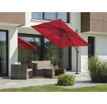 Scene met rechthoekige zweefparasol, tuinmeubelen en terras