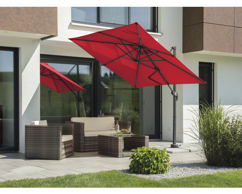 Scene met rechthoekige zweefparasol, tuinmeubelen en terras