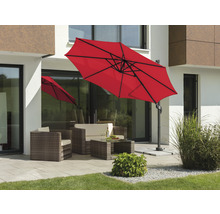 Rode parasol boven een terrasoverkapping