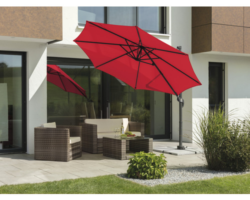 Rode parasol boven een terrasoverkapping