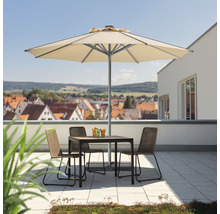 Terras met parasol, tafel en vier stoelen