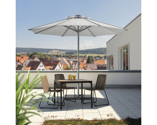 Terras met parasol, tafel en stoelen