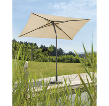 Vierkante parasol op een houten terras in een tuin.