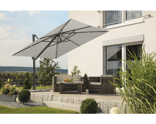 Vierkante zweefparasol boven een zithoek buiten