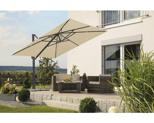 Scene met een rechthoekige parasol, een loungeset en een terras