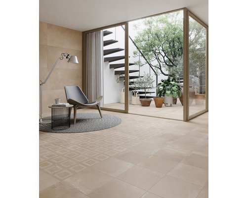 Lichte ruimte met vloertegels, stoel en uitzicht op een tuin met trap