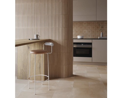 Lichte keuken met tegelwand, werkblad en barkruk