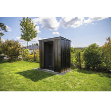 Metalen tuinhuis in de tuin