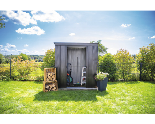 Tuinhuis met houtblokken, ladder, tuinslang en hogedrukreiniger