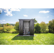 Tuinhuis met open schuifdeuren in de tuin, met daarin een ladder en tuingereedschap