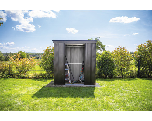 Tuinhuis met open schuifdeuren in de tuin, met daarin een ladder en tuingereedschap