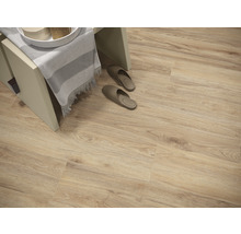 Lichte vinylvloer met houtlook, plank en pantoffels
