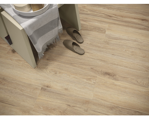 Lichte vinylvloer met houtlook, plank en pantoffels