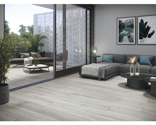 Woonkamer en terras met houtlook vloertegels, bank, tafel en decoratie