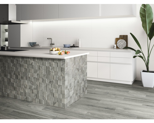 Lichte keuken met kookeiland, vloertegels en kamerplant