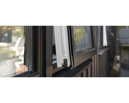 Geopend raam met beslag en sensor