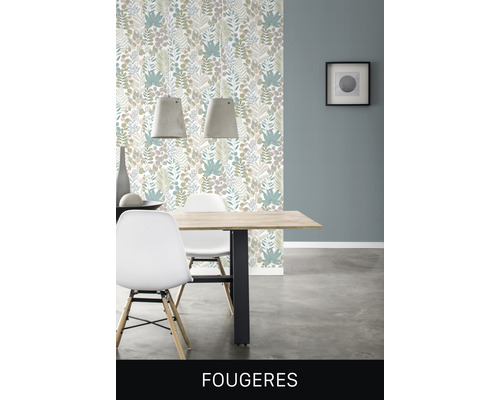 Eetkamer met eettafel, stoelen, hanglampen en behang met bladmotief