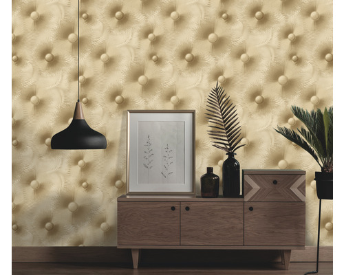 Interieur met gestoffeerd behang, dressoir, decoraties en lamp