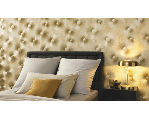 Slaapkamer met gewatteerd behang, bed en nachtlamp