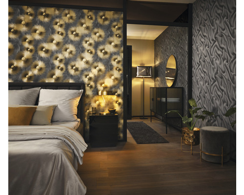 Slaapkamer met bed, nachtkastje, staande lamp, dressoir, spiegel, kruk en behang