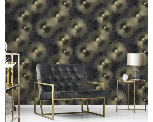 Decoratieve woonkamer met fauteuil en opvallend behang met patroon