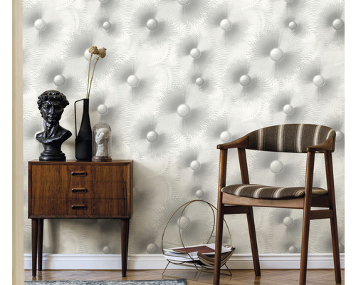 Scene met dressoir, stoel en behang met patroon voor wanddecoratie