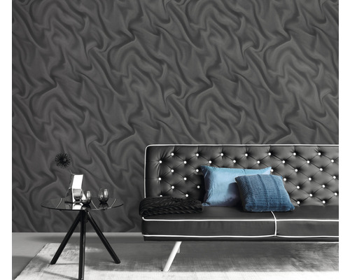 Woonkamer met structuurbehang, bank en bijzettafel