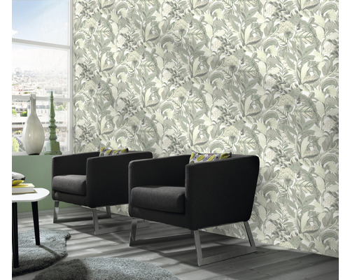 Woonkamer met bloemenbehang, fauteuils en raam