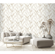 Woonkamer met beige bladerbehang, bank en decoratie
