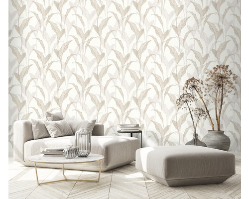 Woonkamer met beige bladerbehang, bank en decoratie