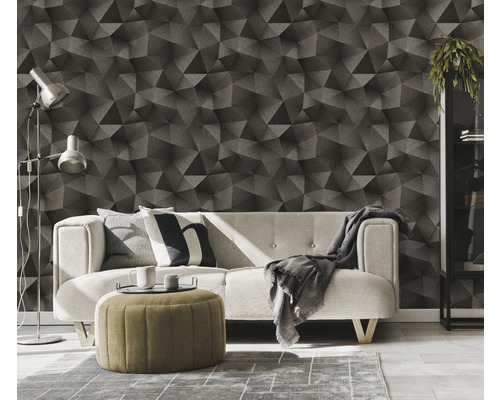 Woonkamer met bank, vloerlamp, tapijt en geometrisch behang