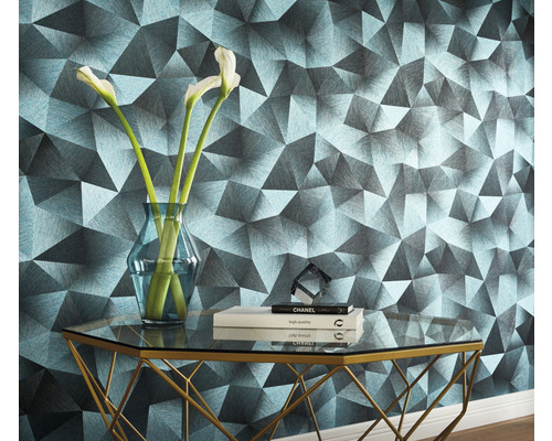 Decoratieve muur met geometrisch behangpatroon, tafel met bloemen en decoraties