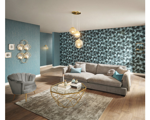 Woonkamer met bank, fauteuil, salontafel en wanddecoraties