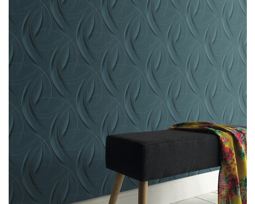 Blauwgroen behang met cirkelboogpatroon en een bank in de kamer.