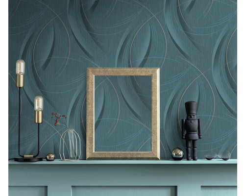 Decoratieve wand met ornamentbehang, fotolijst, lamp en decoratie