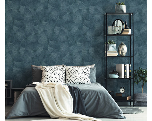 Slaapkamer met patroonbehang, bed en rek