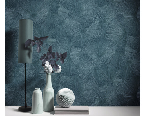 Decoratieve wand met geometrisch behangpatroon, tafellamp en vazen