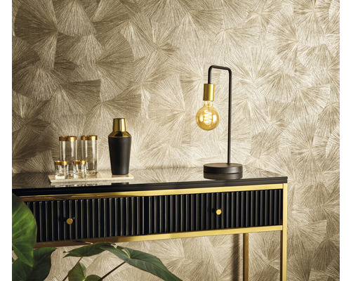 Inrichtingsvoorbeeld met een commode, een lamp, glazen en een patroonbehang.