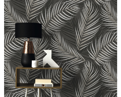 Kamerimpressie met behang met plantmotief, tafel en lamp