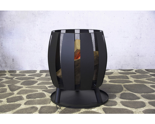 Metalen vuurkorf met brandhout op een stenen vloer