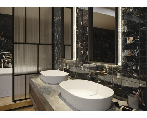 Badkamer met dubbele wastafel, spiegel en mozaïektegels