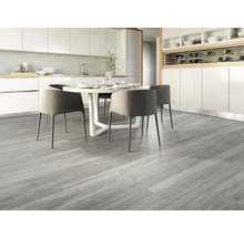 Lichte keukenruimte met eettafel en vinylvloer in houtlook