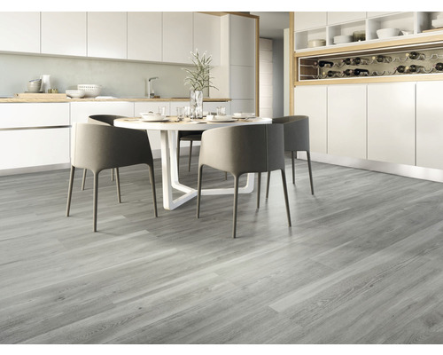 Lichte keukenruimte met eettafel en vinylvloer in houtlook