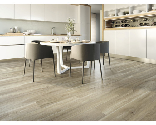 Lichte keukenruimte met houten vloer, eettafel en stoelen.