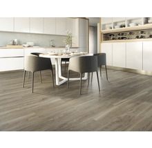 Lichte keuken met eettafel en houten vloer